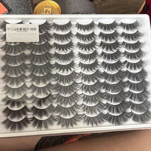 Voluminous Black False Eyelashes